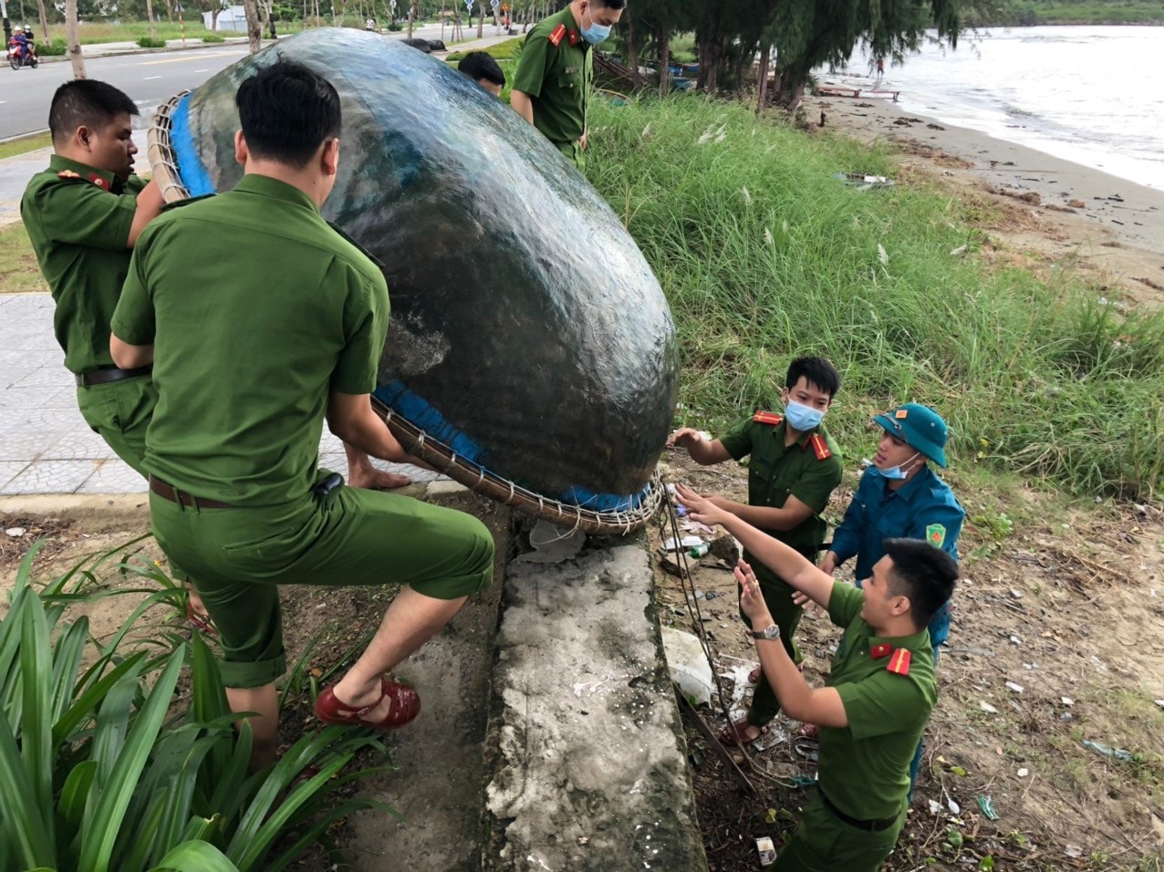 Tin nhanh - Chùm ảnh: 32.626 người Đà Nẵng 'chạy bão' (Hình 10).