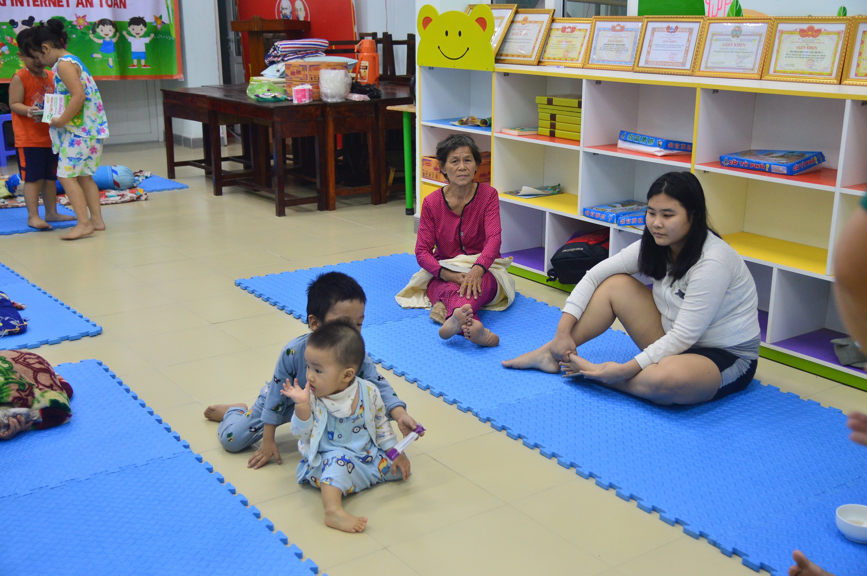 Tin nhanh - Chùm ảnh: 32.626 người Đà Nẵng 'chạy bão' (Hình 8).