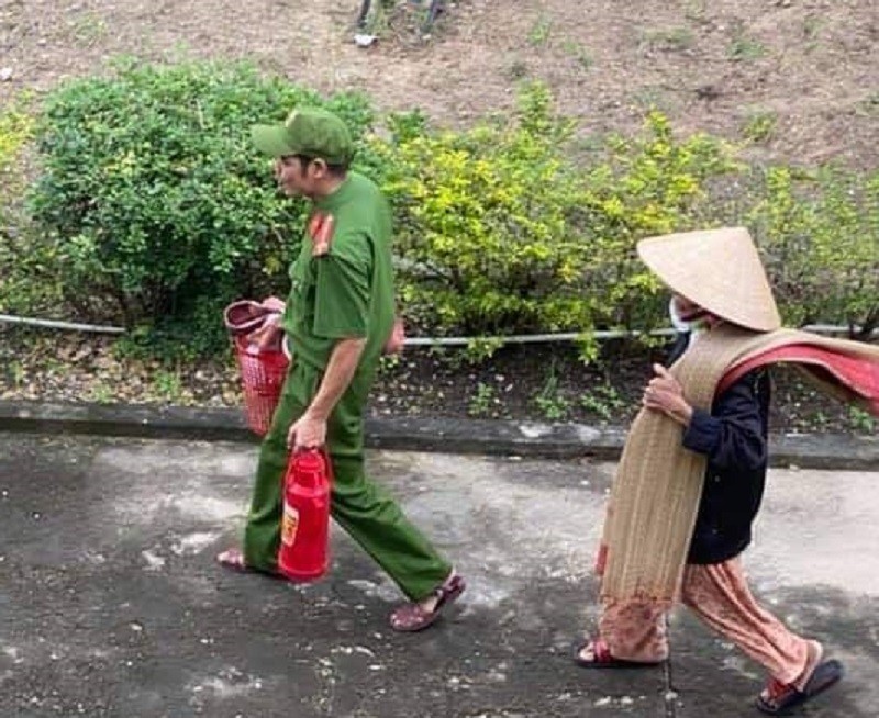 Tin nhanh - Chùm ảnh: 32.626 người Đà Nẵng 'chạy bão' (Hình 3).