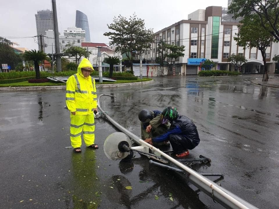 Tin nhanh - Thót tim giải cứu người đàn ông đạp xe băng qua sông Hàn trong bão  (Hình 6).