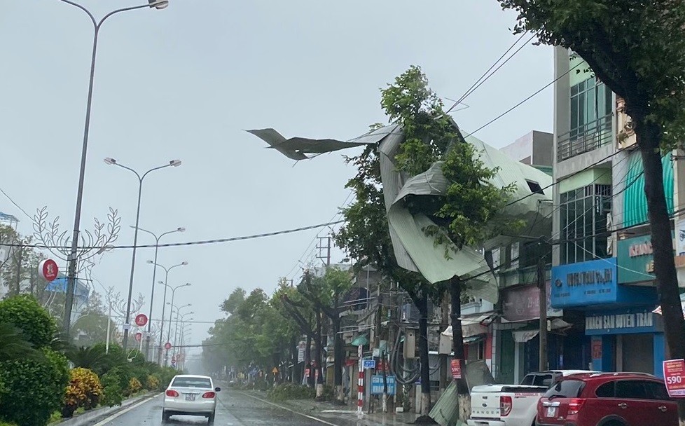 Tin nhanh - Siêu bão đổ bộ, nhiều địa phương thiệt hại nặng nề  (Hình 2).