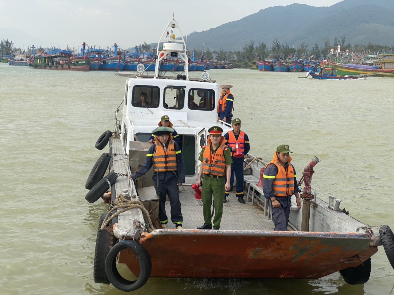 Tin nhanh - Chùm ảnh người dân Đà Nẵng chạy bão Vamco (Hình 5).