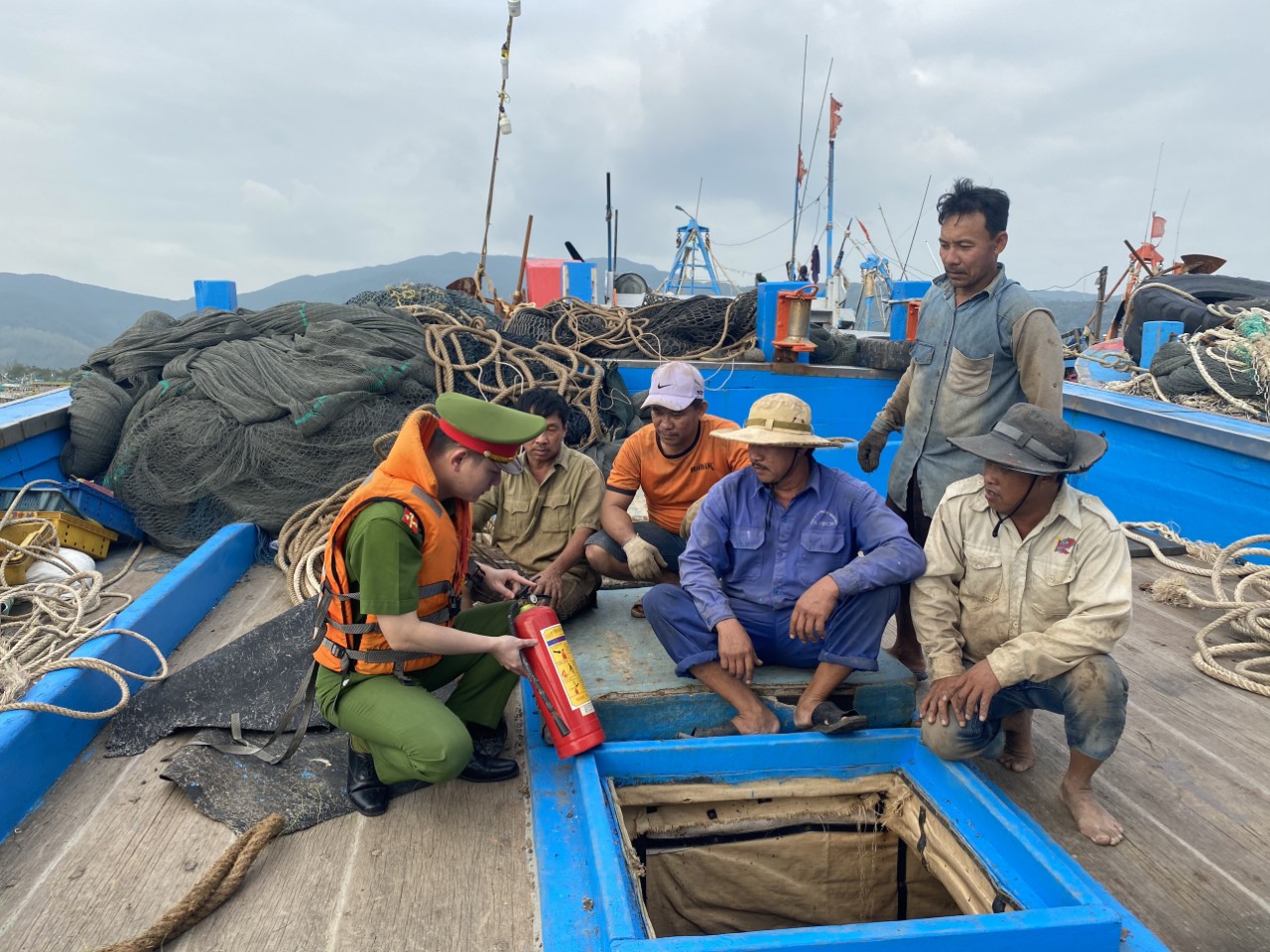 Tin nhanh - Chùm ảnh người dân Đà Nẵng chạy bão Vamco (Hình 4).