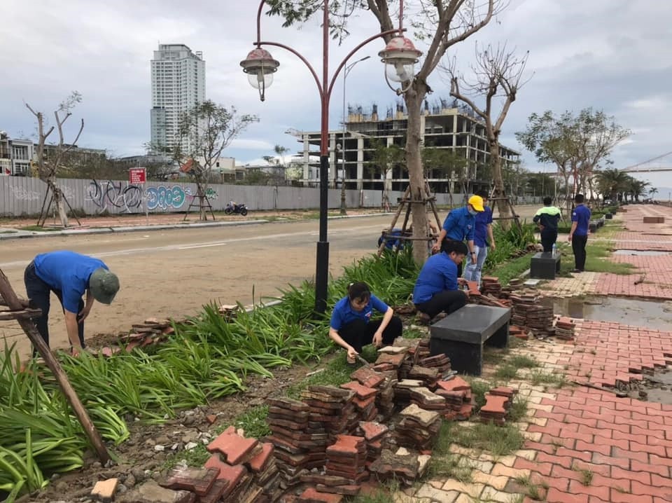 Tin nhanh - Chùm ảnh: Đà Nẵng khắc phục hậu quả bão số Vamco