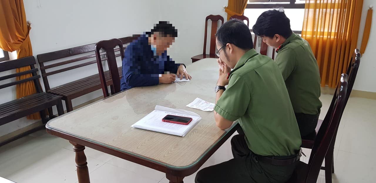 An ninh - Hình sự - Đăng Facebook xúc phạm công an, hai người bị phạt 15 triệu đồng