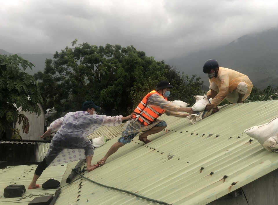 Dân sinh - Những khoảnh khắc 'chạy bão' lay động triệu trái tim của người Đà Nẵng (Hình 4).