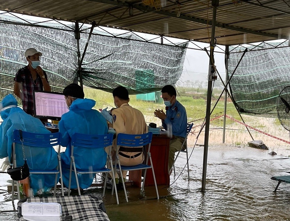 Dân sinh - Những khoảnh khắc 'chạy bão' lay động triệu trái tim của người Đà Nẵng (Hình 10).