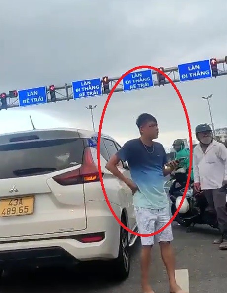 An ninh - H&igrave;nh sự - Đ&agrave; Nẵng: C&ocirc;ng an truy bắt nh&oacute;m c&ocirc;n đồ đ&aacute;nh người giữa phố (H&igrave;nh 2).
