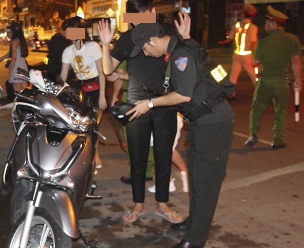 An ninh - Hình sự - Đà Nẵng: Điều tra đối tượng tông xe vào lực lượng 911
