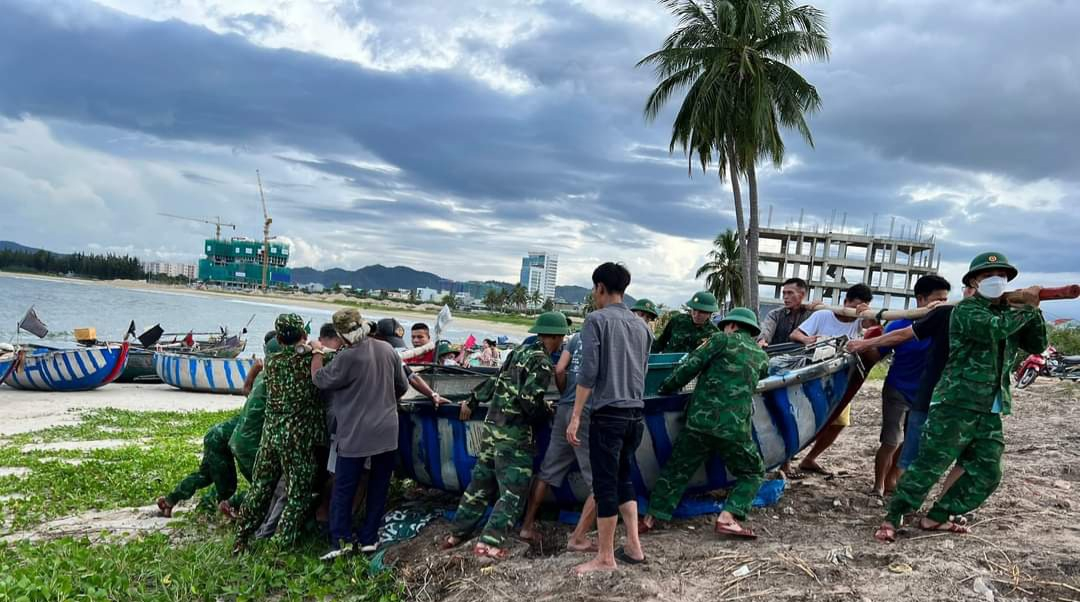 Sự kiện - Bão Noru đi vào biển Đông, sức gió giật cấp 16, 17 (Hình 2).