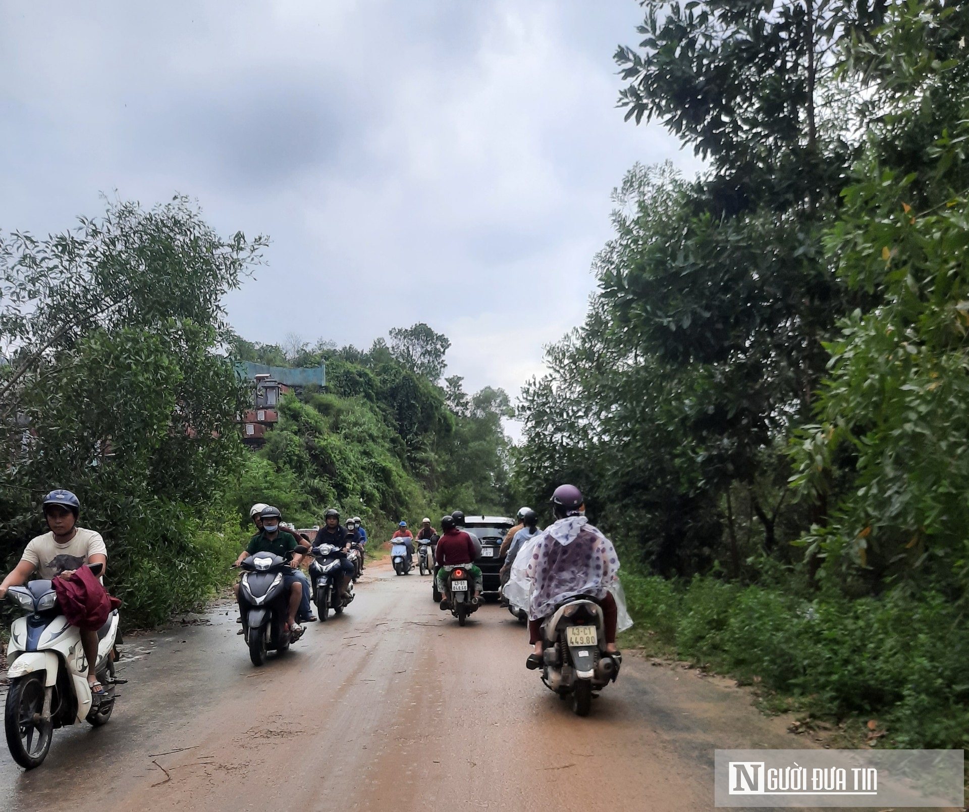 Sự kiện - Đà Nẵng: Xót xa hàng ngàn ngôi mộ bị vùi lấp do sạt lở