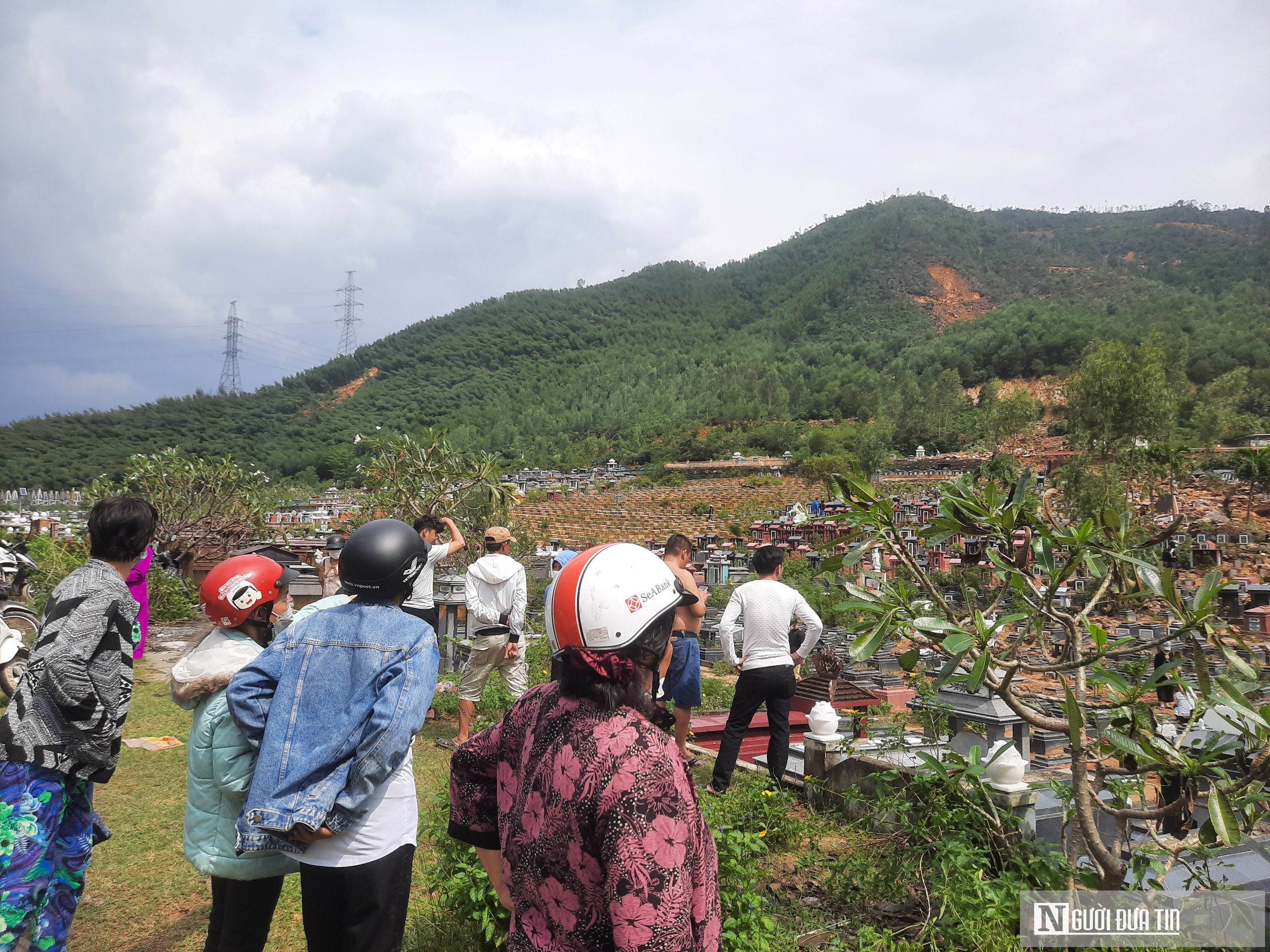 Sự kiện - Đà Nẵng: Xót xa hàng ngàn ngôi mộ bị vùi lấp do sạt lở (Hình 10).