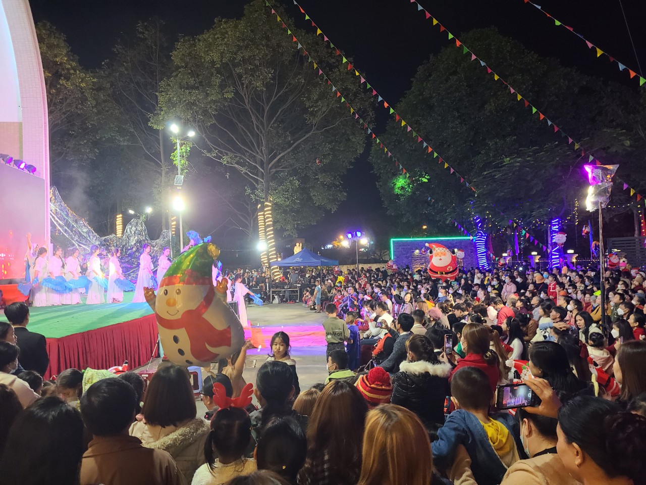 Dân sinh - Tp.Đà Nẵng lung linh đêm Noel  (Hình 2).