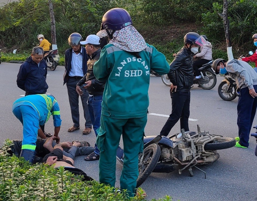 Dân sinh - Đà Nẵng: Trượt ngã vào giải phân cách, 2 thanh niên bất tỉnh  (Hình 2).