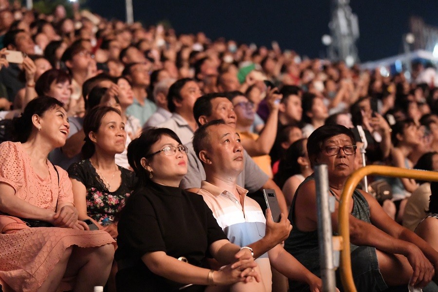 Văn hoá - Tuyển Pháp 'già gân' lão luyện với màn trình diễn pháo hoa lãng mạn (Hình 22).