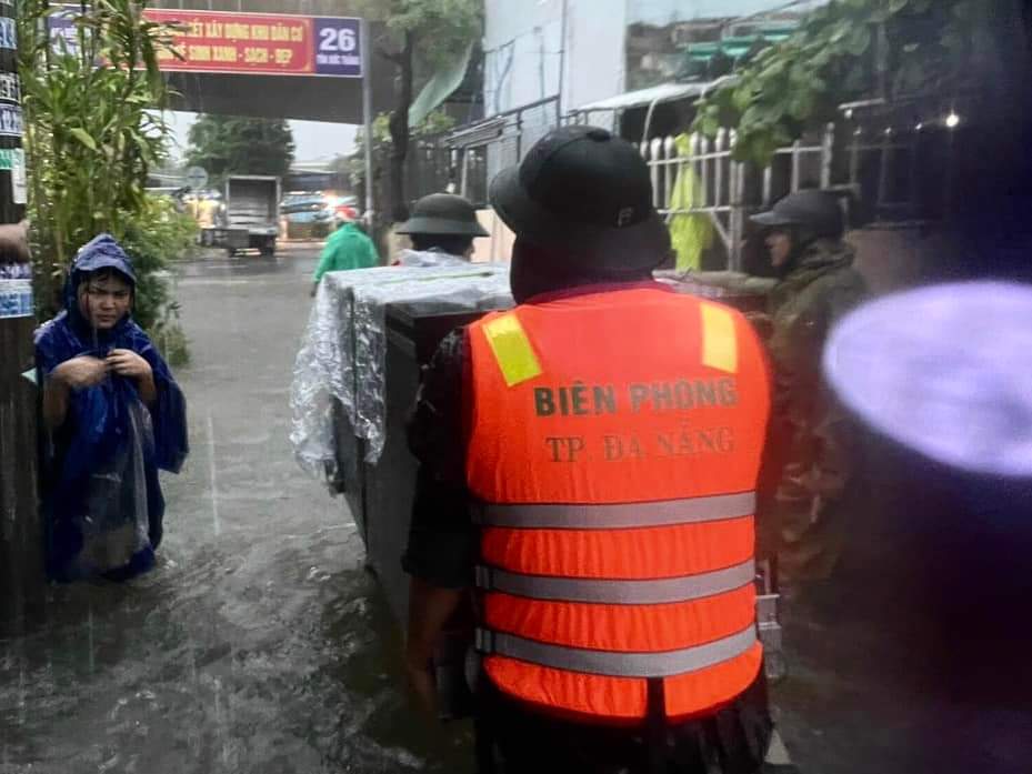 Môi trường - Chùm ảnh: Người dân Đà Nẵng chật vật trong dòng nước lụt (Hình 12).