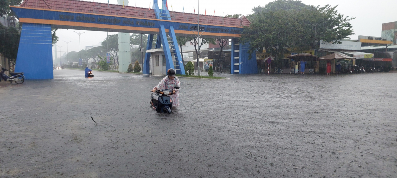 Dân sinh - Tp.Đà Nẵng lại ngập nặng sau cơn mưa lớn (Hình 5).