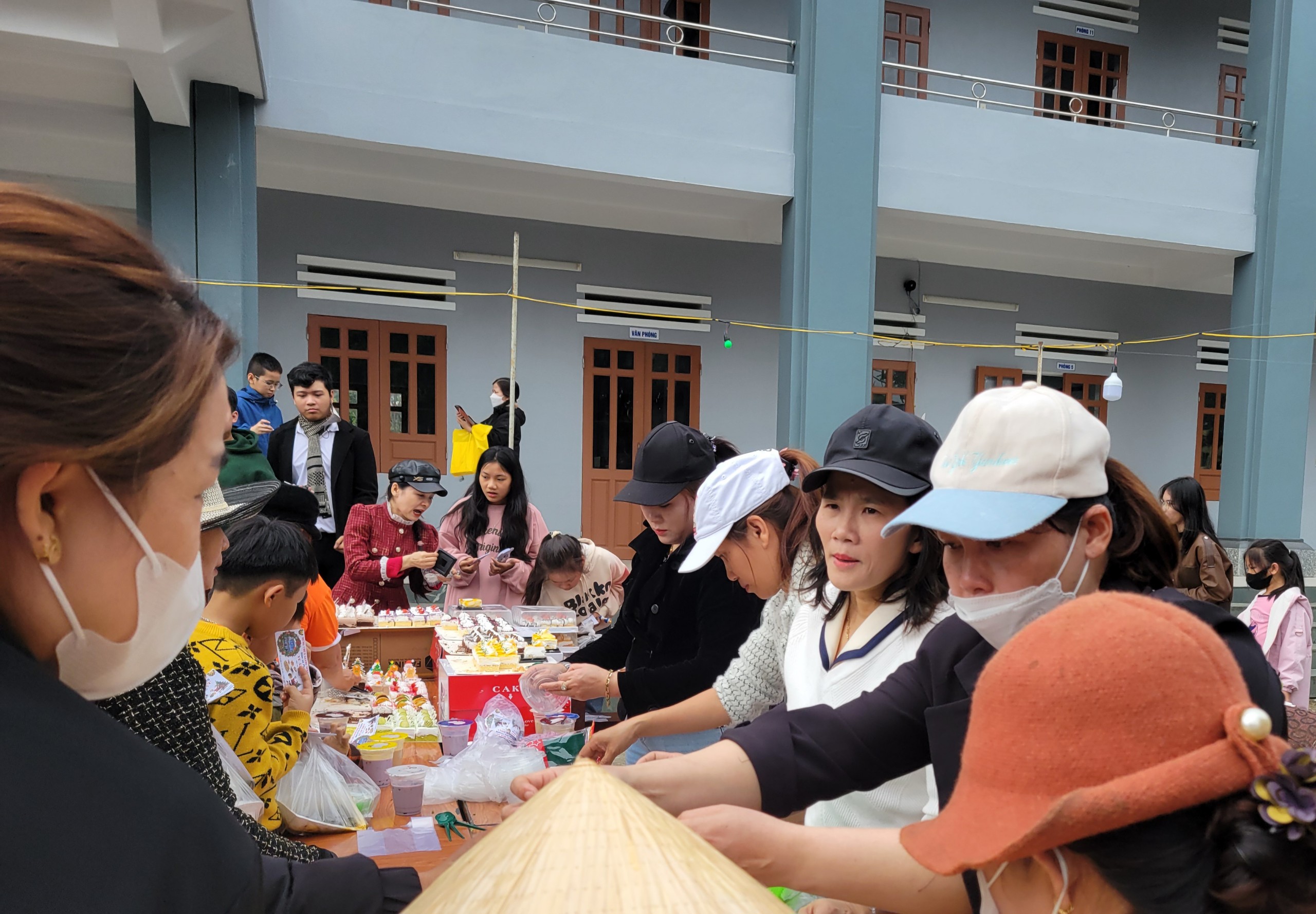 Văn hoá - Tp.Đà Nẵng: Độc đáo phiên chợ ẩm thực không tiền mặt nơi giáo xứ (Hình 10).