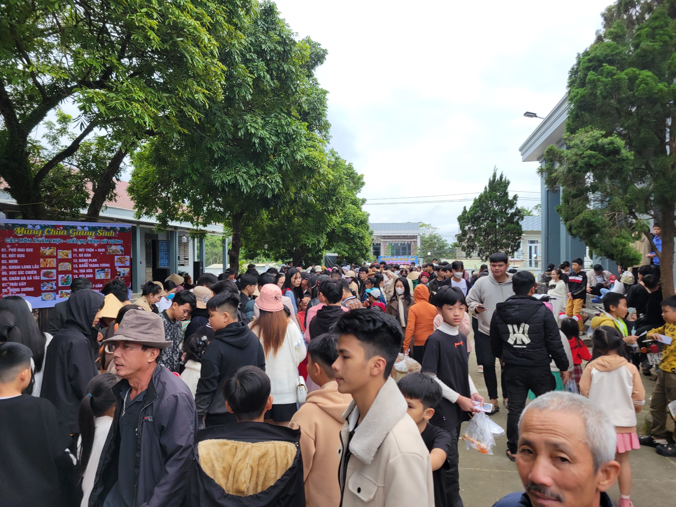 Văn hoá - Tp.Đà Nẵng: Độc đáo phiên chợ ẩm thực không tiền mặt nơi giáo xứ (Hình 2).