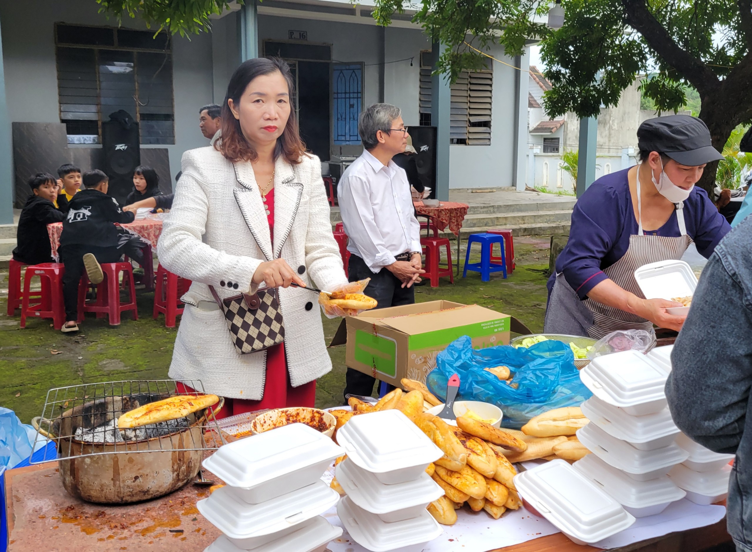 Văn hoá - Tp.Đà Nẵng: Độc đáo phiên chợ ẩm thực không tiền mặt nơi giáo xứ (Hình 6).