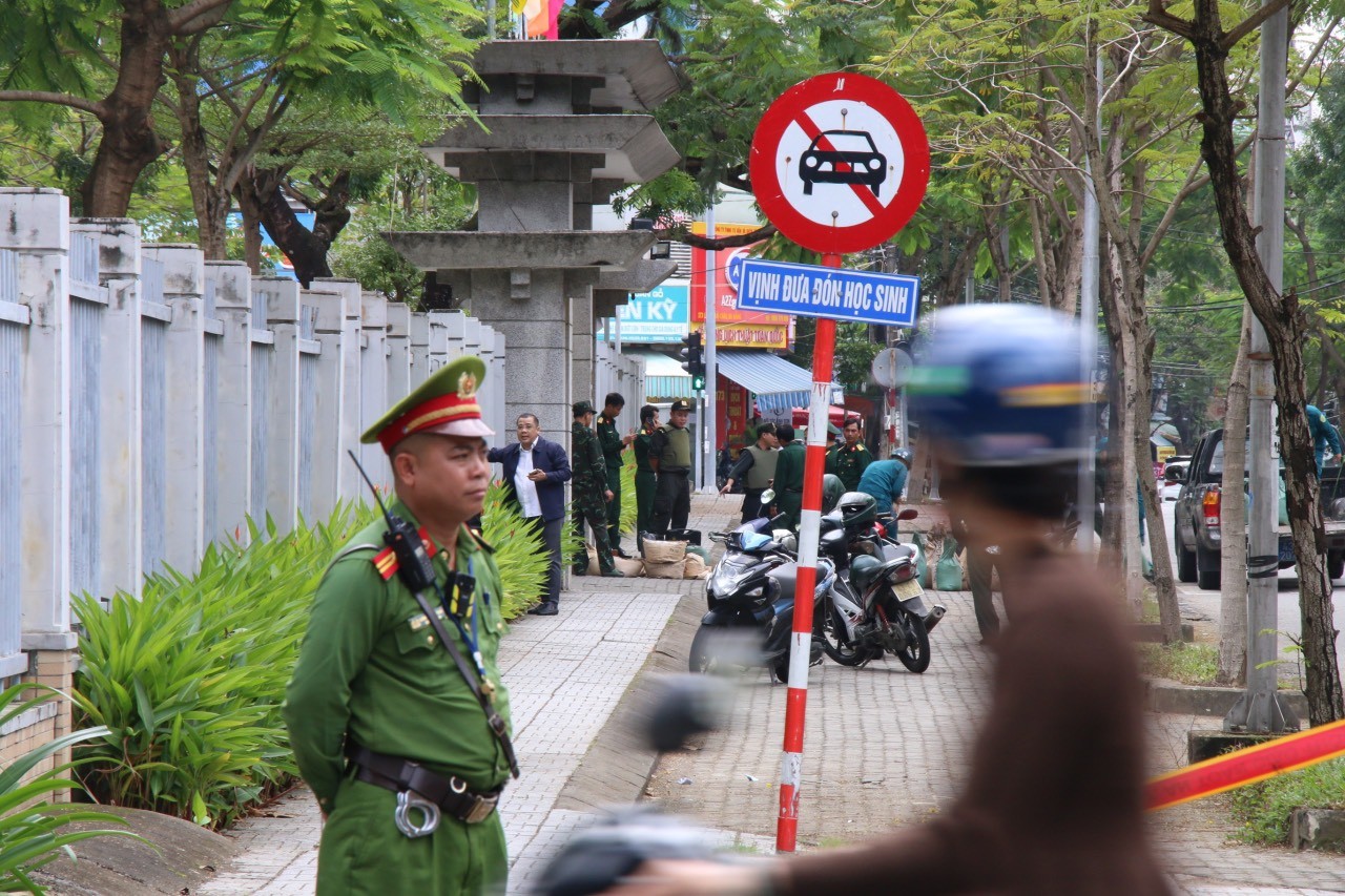 An ninh - Hình sự - Vali 'lạ' trước cổng trường ở Đà Nẵng là của một người tâm thần (Hình 2).