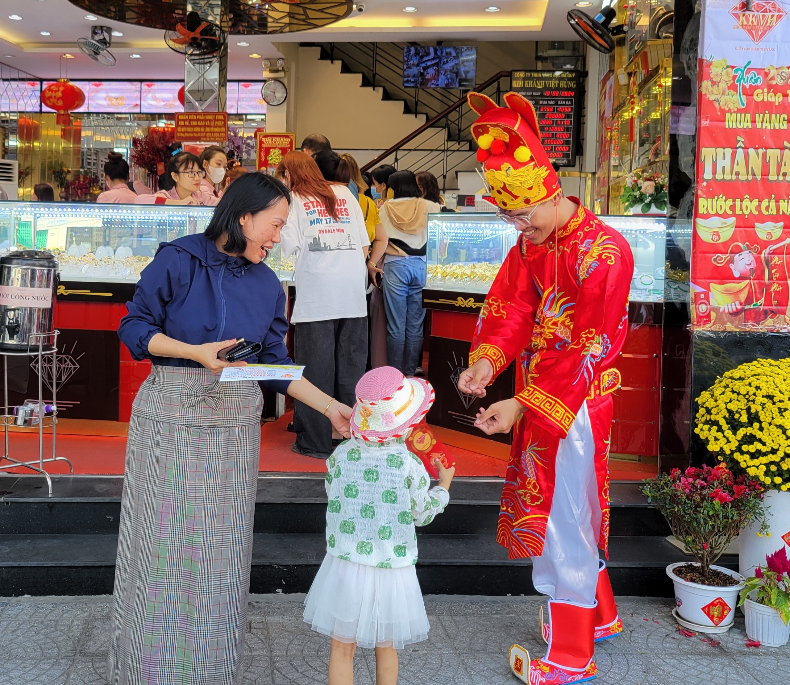 Dân sinh - Đà Nẵng: Người dân đi mua vàng, nhận lì xì ngày vía Thần tài (Hình 5).