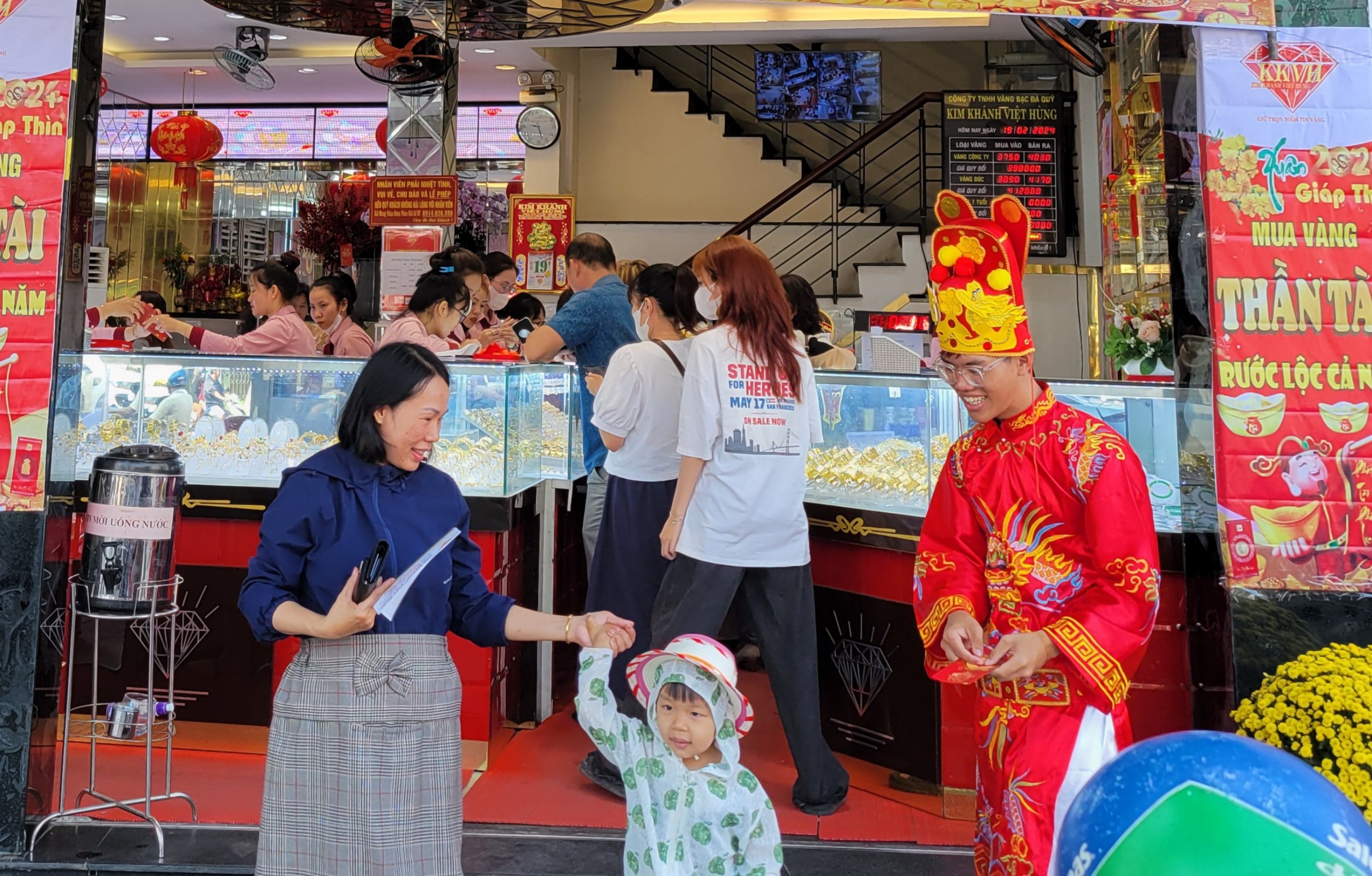 Dân sinh - Đà Nẵng: Người dân đi mua vàng, nhận lì xì ngày vía Thần tài