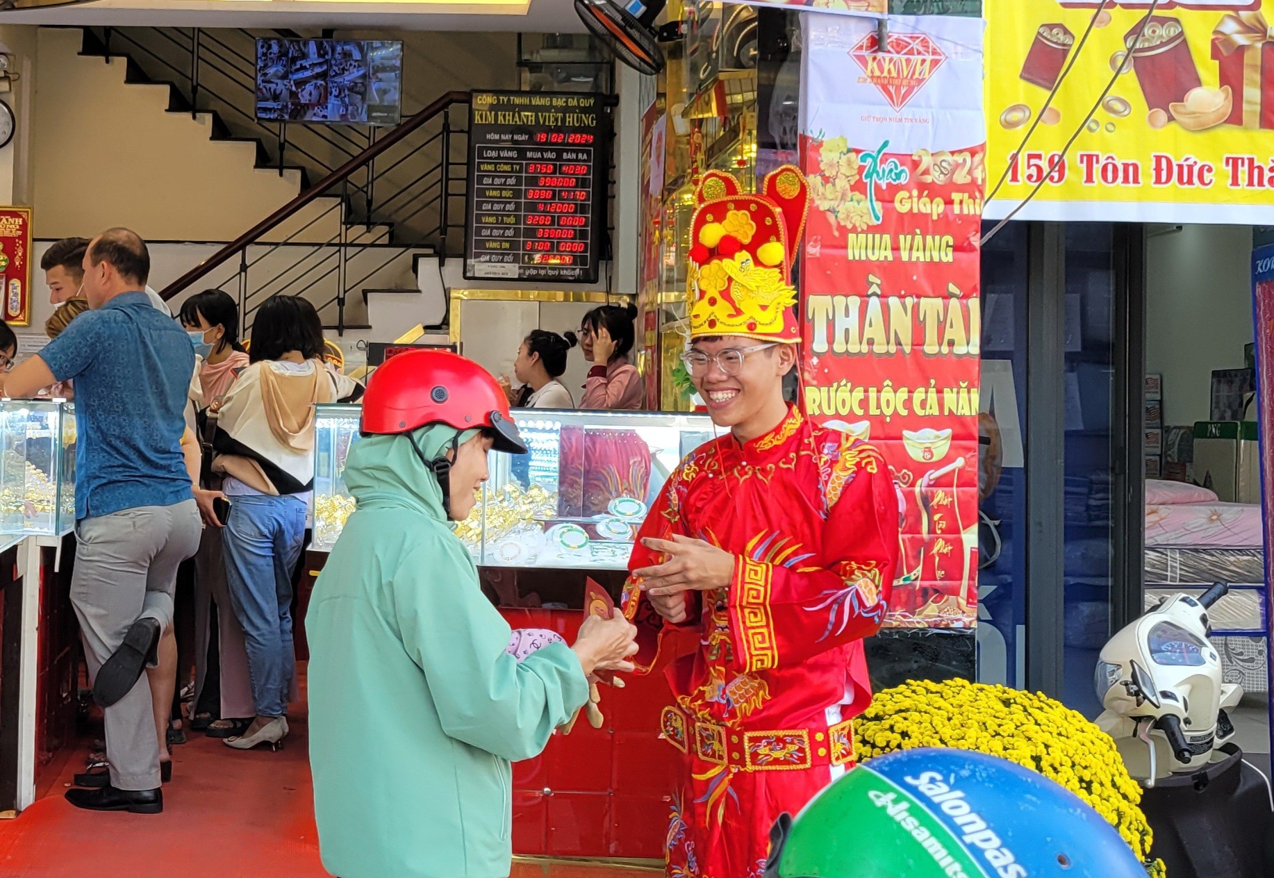 Dân sinh - Đà Nẵng: Người dân đi mua vàng, nhận lì xì ngày vía Thần tài (Hình 6).