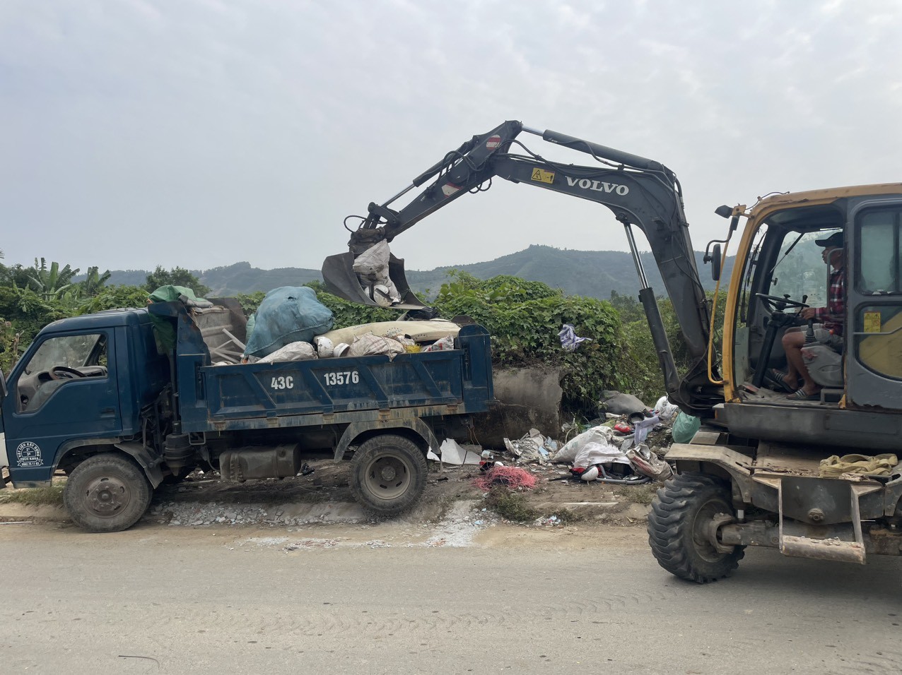 Môi trường - Tp.Đà Nẵng vào cuộc xử lý rác thải sau phản ánh của Người Đưa Tin (Hình 3).