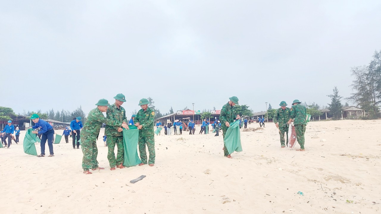 Môi trường - Quảng Trị: Hàng trăm người chung tay làm sạch môi trường biển (Hình 2).