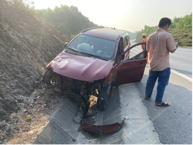 Sự kiện - Mặt đường cao tốc Cam Lộ-La Sơn nóng đến 63 độ, 12 ô tô nổ lốp (Hình 2).
