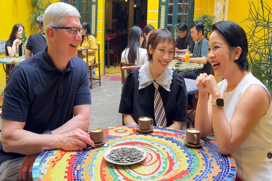 Văn hoá - CEO Apple Tim Cook dạo phố Hà Nội và uống cà phê trứng khiến giới trẻ 'phát sốt' (Hình 4).