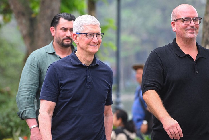 Văn hoá - CEO Apple Tim Cook dạo phố Hà Nội và uống cà phê trứng khiến giới trẻ 'phát sốt' (Hình 2).