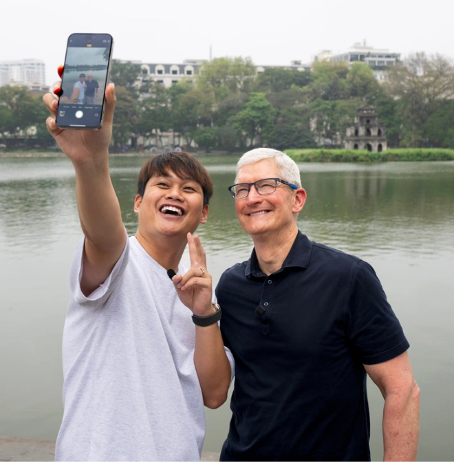 Văn hoá - CEO Apple Tim Cook dạo phố Hà Nội và uống cà phê trứng khiến giới trẻ 'phát sốt' (Hình 5).