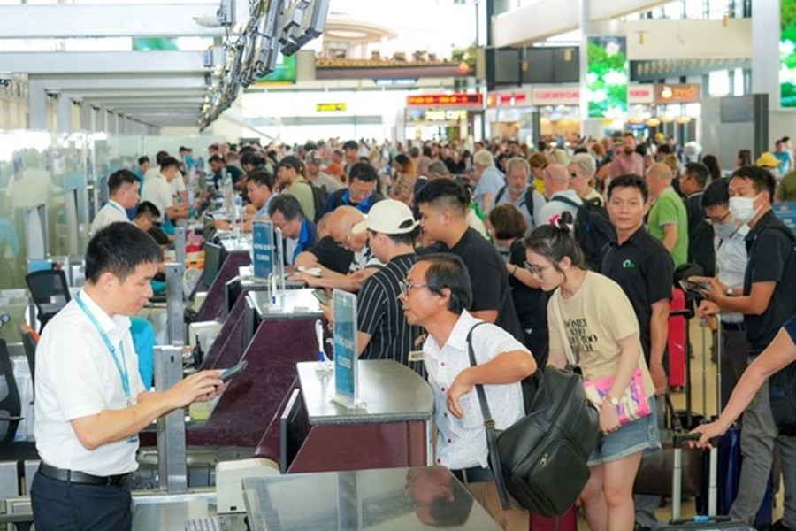 Tiêu dùng & Dư luận - Sân bay Nội Bài đón 400.000 khách dịp lễ, làm sao để không lỡ chuyến?