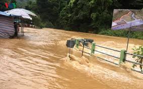 Tin nhanh - Mưa lớn khiến em gái bất lực nhìn anh bị lũ cuốn trôi ngay trước mắt ở Cao Bằng
