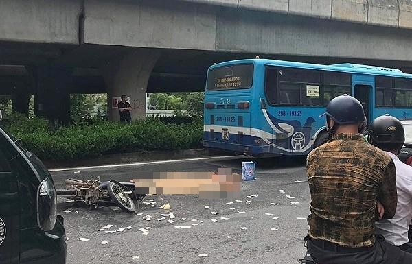 Tin nhanh - Hà Nội: Người đàn ông tử vong tại chỗ sau khi va chạm với xe buýt