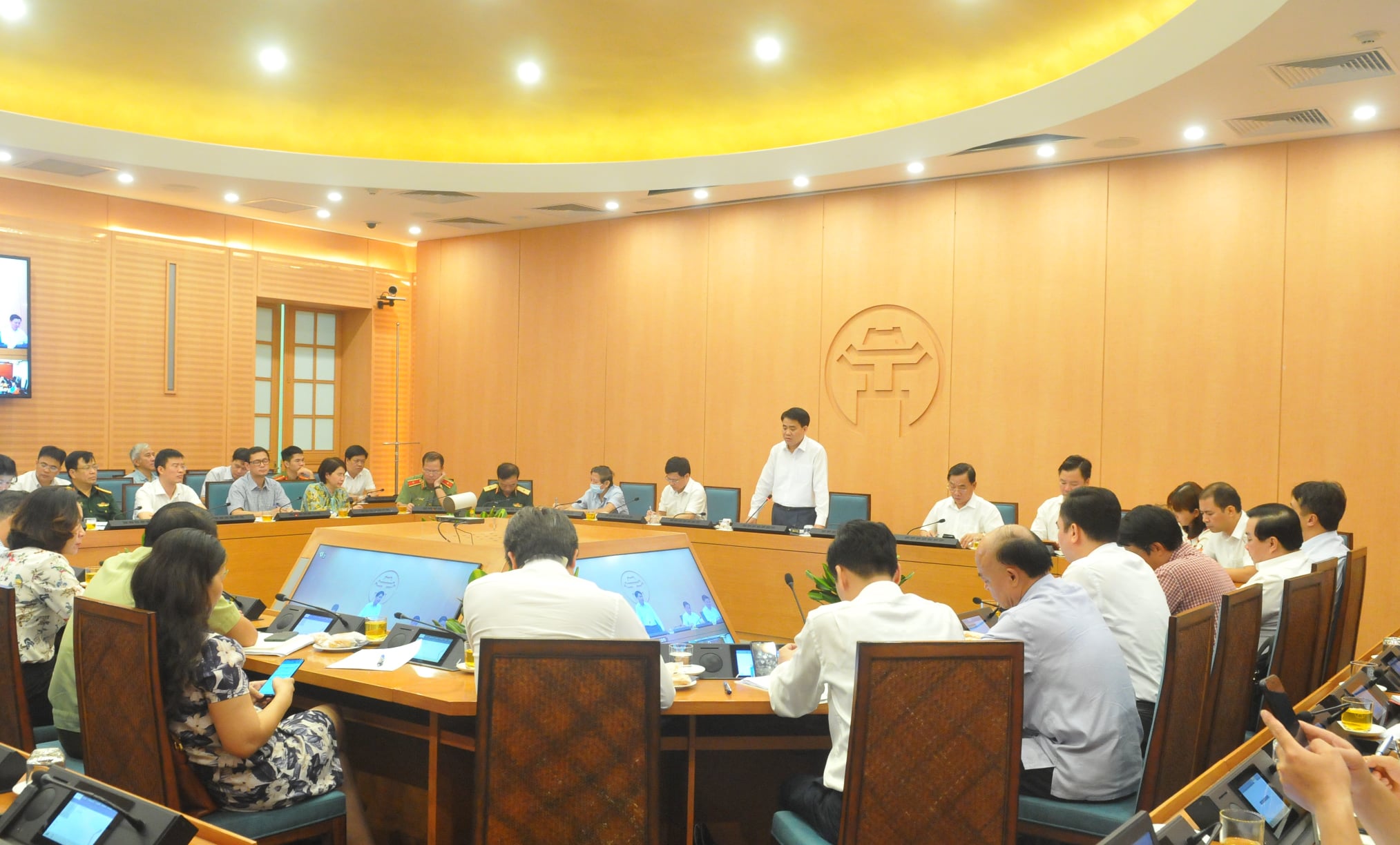 Tin nhanh - Chủ tịch Nguy&ecirc;̃n Đức Chung đ&ecirc;̀ nghị n&acirc;ng mức cảnh b&aacute;o Covid - 19 tại H&agrave; N&ocirc;i