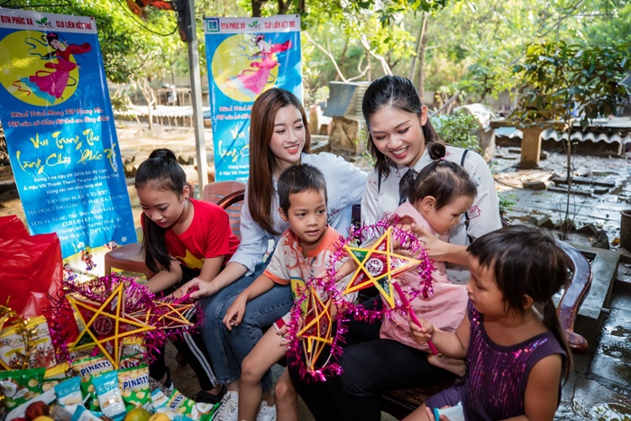 Giải trí - Trước thềm Hoa hậu Thế giới 2017, Mỹ Linh vẫn miệt mài với lịch hoạt động dày đặc (Hình 2).