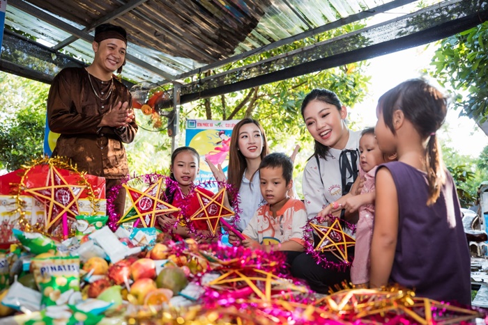 Giải trí - Trước thềm Hoa hậu Thế giới 2017, Mỹ Linh vẫn miệt mài với lịch hoạt động dày đặc (Hình 3).