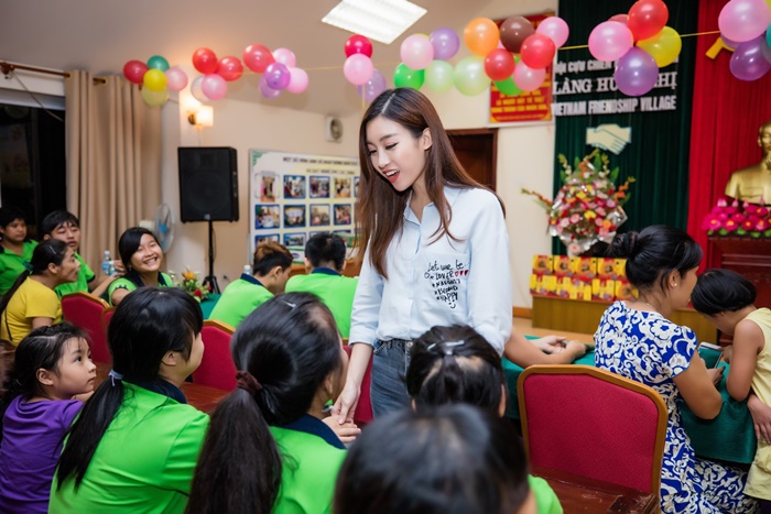 Giải trí - Trước thềm Hoa hậu Thế giới 2017, Mỹ Linh vẫn miệt mài với lịch hoạt động dày đặc (Hình 4).