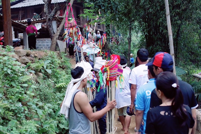 Giải trí - Hoa hậu Mỹ Linh đau xót trước cảnh bản làng bị lũ quét tan hoang  (Hình 5).