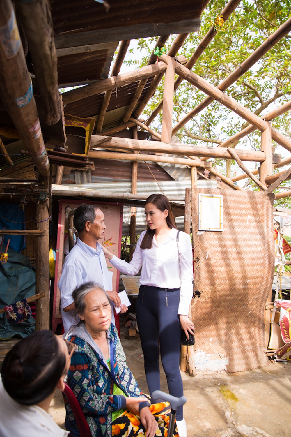 Khánh Ngân thực sự bàng hoàng với những mất mát của bà con, trước những ngôi nhà tan hoang vì bão. Lúc này, Khánh Ngân mới thấu hiểu thế nào là nhà tranh vách đất, thế nào là cảnh màn trời chiếu đất. 