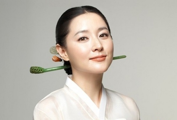 Sau 14 năm, Lee Young Ae mới trở lại truyền hình và màn thể hiện ấn tượng trong bộ phim Saimdang: Light's Diary đã giúp nữ diễn viên xinh đẹp 46 tuổi có màn tái xuất ấn tượng. Diễn xuất tinh tế và nhan sắc không tuổi của Lee Young Ae nhận được nhiều lời tán dương của khán giả. 