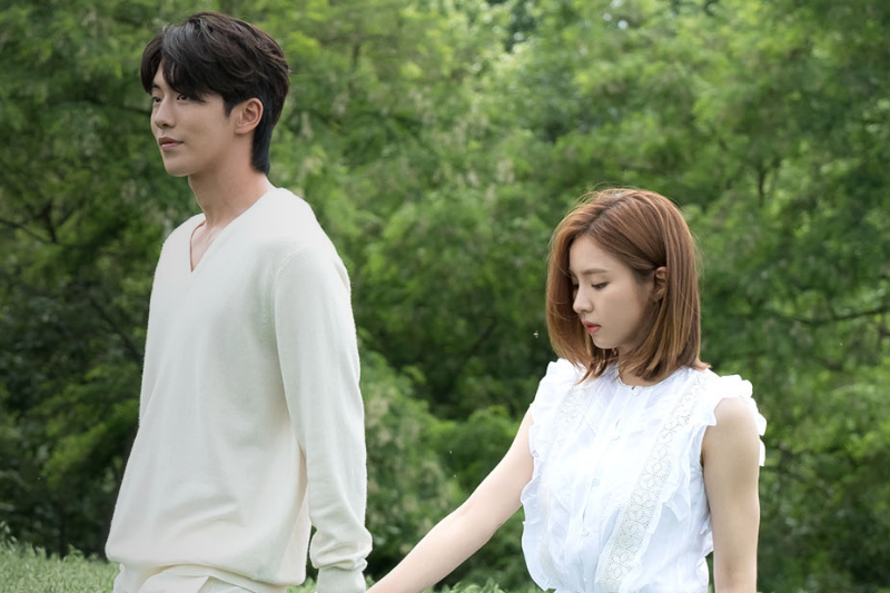 Nam Joo Hyuk và Shin Se Kyung trong bộ phim The Bride of the Water God. The Bride of the Water God là một minh chứng cho sức mạnh kỳ diệu của tình yêu. Tất cả chúng ta đều thích chuyện cổ tích, vì vậy mà Nam Joo Hyuk và Shin Se Kyung dễ dàng chiếm được tình cảm của khán giả màn ảnh nhỏ. 