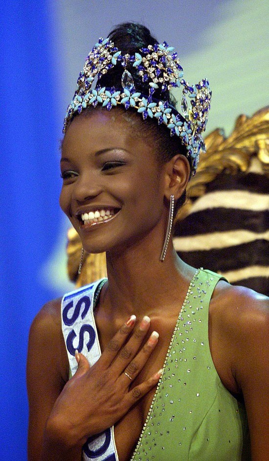 Agbani Darego. Cô đăng quang ngôi vị Hoa hậu tại cuộc thi Hoa hậu Thế giới 2001. Agbani Darego sở hữu vẻ đẹp của một búp bê da màu và sở hữu chiều cao “khủng” 1m86.