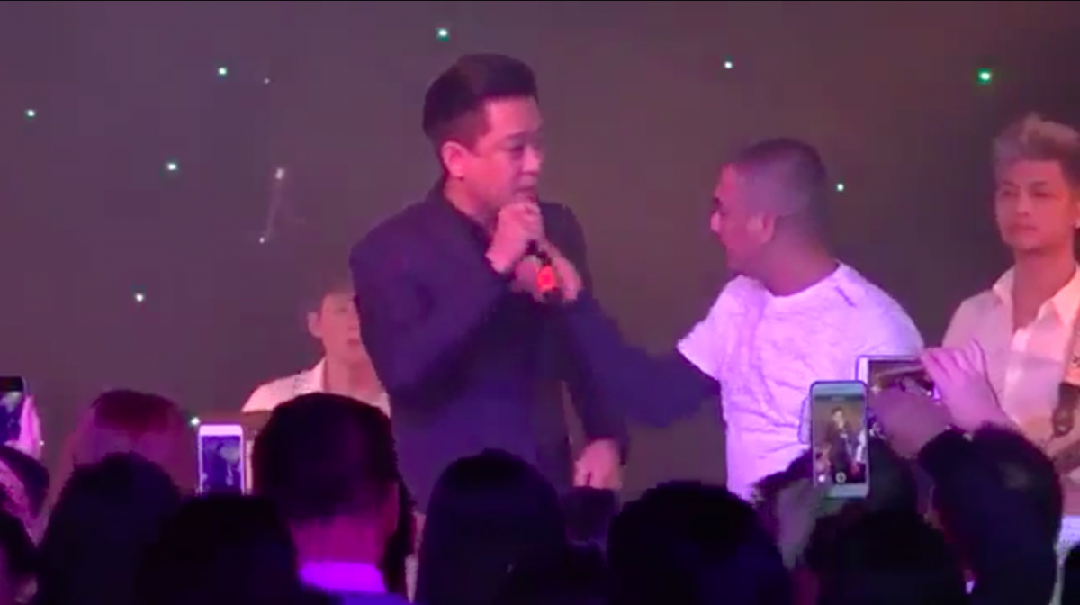 Sự kiện - Tin tức giải trí 17/1: Tuấn Hưng bất ngờ bị giật mic trên sân khấu