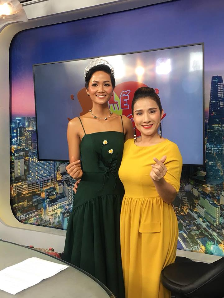 Sự kiện - Tin tức giải trí 17/1: Tuấn Hưng bất ngờ bị giật mic trên sân khấu (Hình 2).