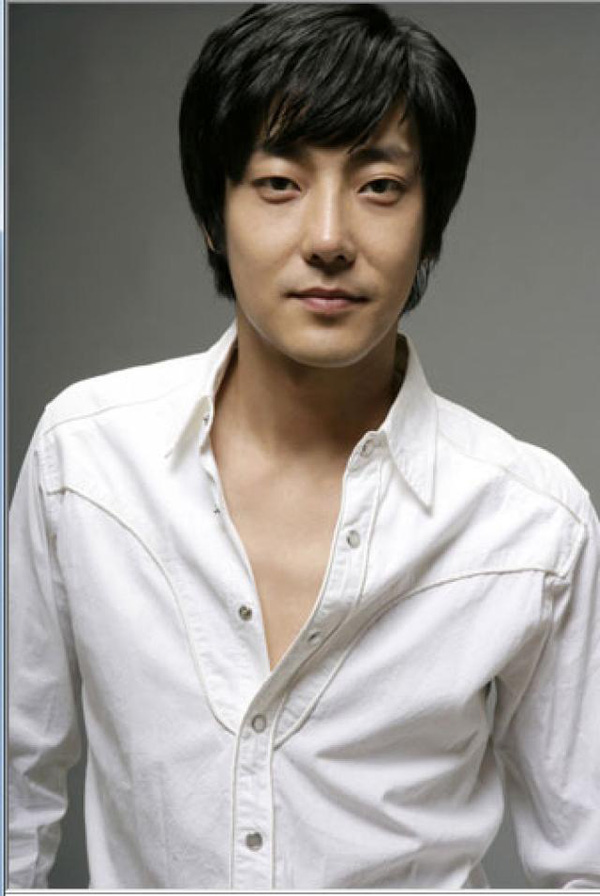 Ngày 6/10/2008, thi thể của ngôi sao 23 tuổi Kim Ji Hoo được cảnh sát phát hiện tại căn hộ của anh. Theo một số nguồn tin, Kim đã bị trầm cảm do hứng chịu sự phản ứng dữ dội của công chúng từ lúc anh thừa nhận mình là gay.