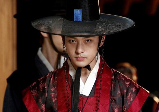 Sáng 22/1, thông báo về việc nam diễn viên Jeon Tae Soo qua đời ở tuổi 34 đã được chính thức phát đi. Theo truyền thông Hàn Quốc, nguyên nhân dẫn đến sự việc đau lòng trên là do căn bệnh trầm cảm kéo dài của tài tử.